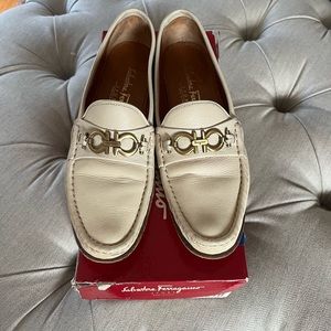 Ferragamo Loafers 8.5 Narrow